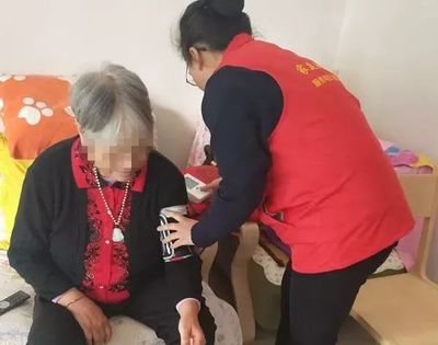 責(zé)任鄭醫(yī) 義診急救進(jìn)萬(wàn)家，健康知識(shí)暖人心——是責(zé)任更是擔(dān)當(dāng)?shù)募彝シ?wù)